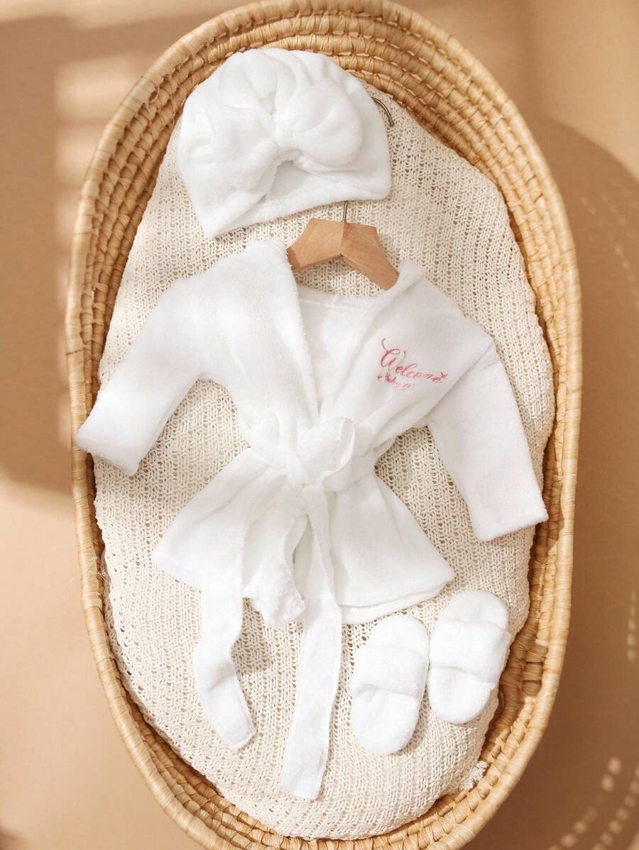 Infant Photoshoot Outfits with Love Embroidery - Lovely Bathrobe Prop Set for Newborns