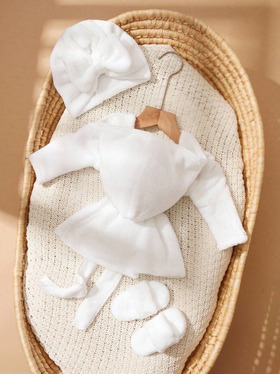 Infant Photoshoot Outfits with Love Embroidery - Lovely Bathrobe Prop Set for Newborns