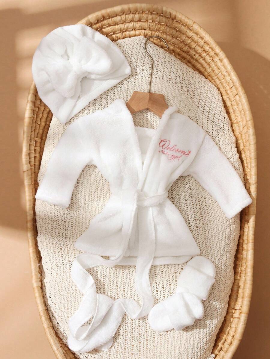 Infant Photoshoot Outfits with Love Embroidery - Lovely Bathrobe Prop Set for Newborns