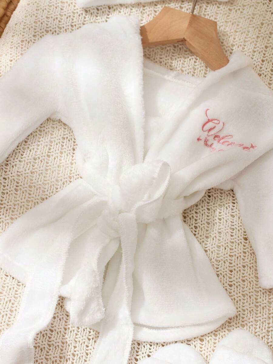 Infant Photoshoot Outfits with Love Embroidery - Lovely Bathrobe Prop Set for Newborns