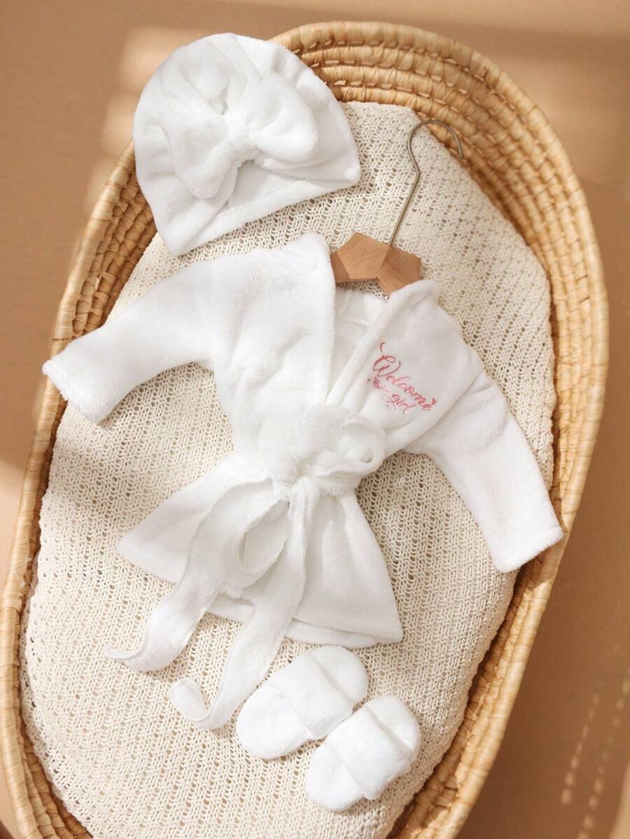 Infant Photoshoot Outfits with Love Embroidery - Lovely Bathrobe Prop Set for Newborns