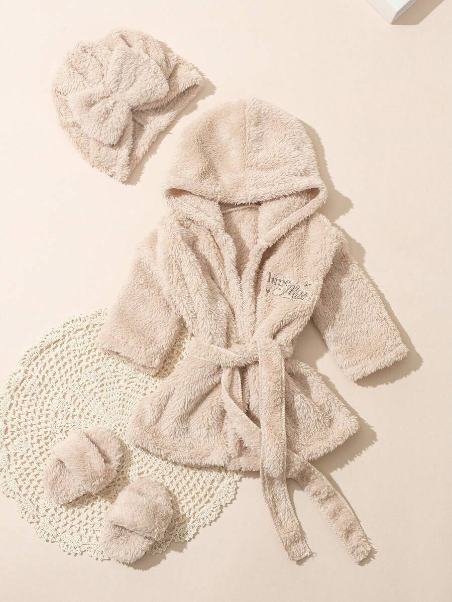 Infant Photoshoot Outfits with Love Embroidery - Lovely Bathrobe Prop Set for Newborns