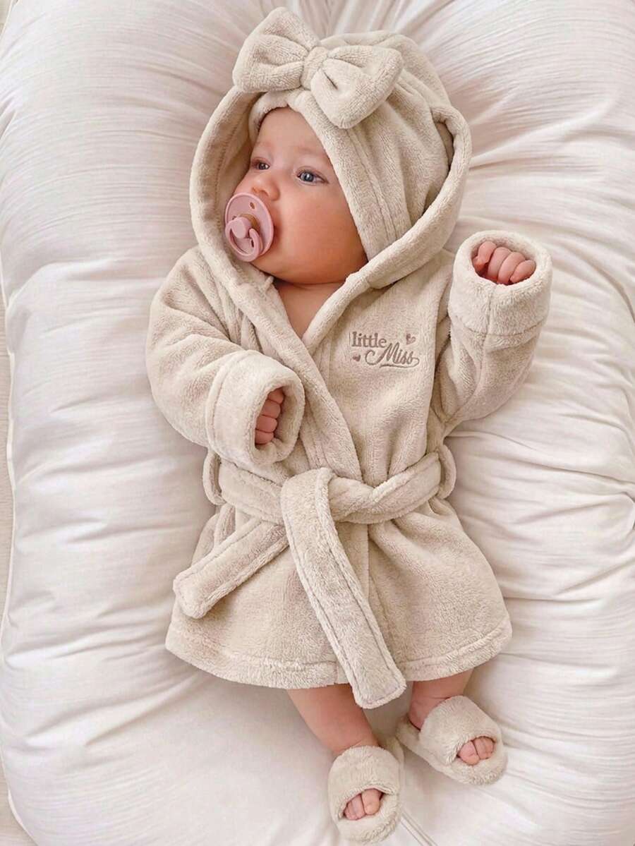 Infant Photoshoot Outfits with Love Embroidery - Lovely Bathrobe Prop Set for Newborns