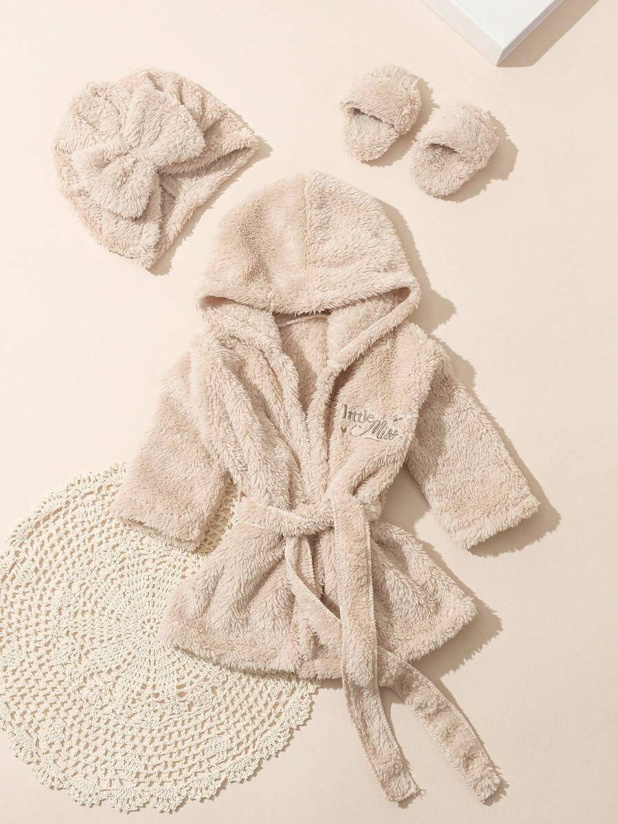 Infant Photoshoot Outfits with Love Embroidery - Lovely Bathrobe Prop Set for Newborns