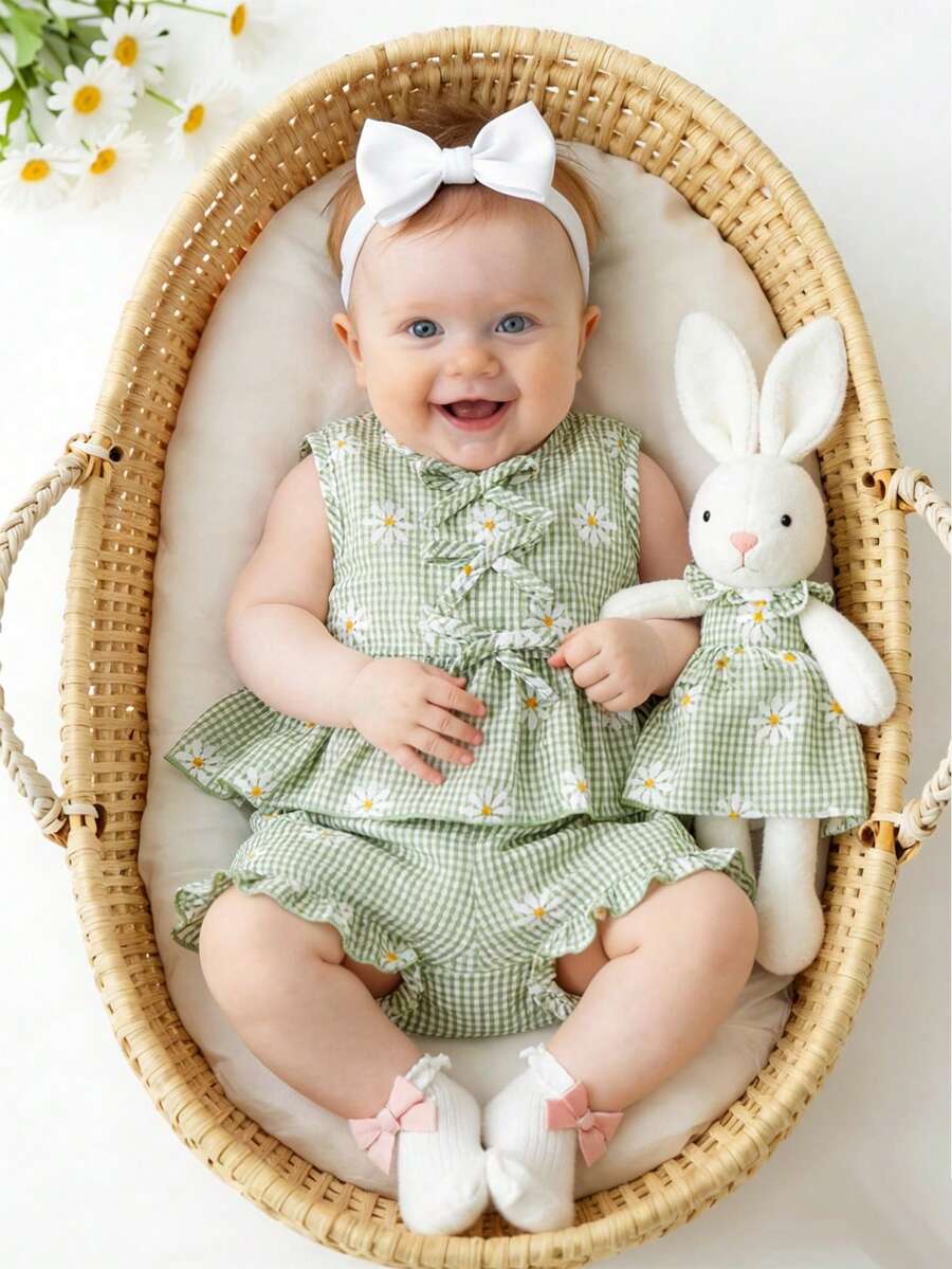 Baby Green Gingham Daisy Print Outfit Set for Cute Summer Daily Wear and Outings